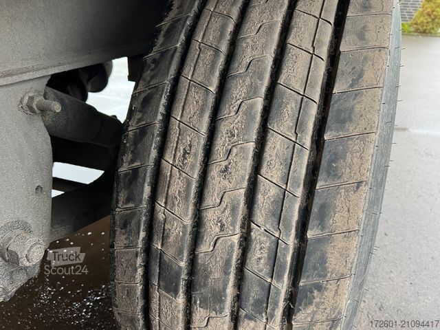 Box semitrailer SCHMITZ CARGOBULL SKO24 / Trockenkoffer / Koffer  / SAF / Lift