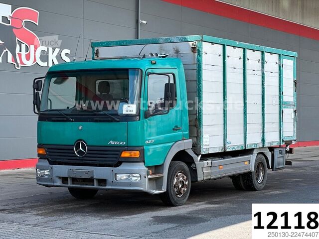 Transportador de gado MERCEDES-BENZ Atego 823 4x2 1.Stock Viehwagen