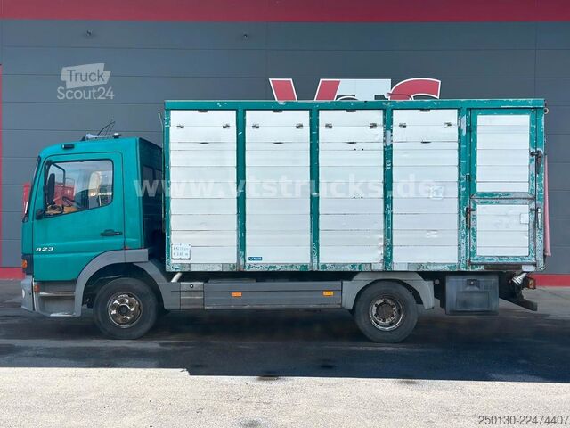 Transportador de gado MERCEDES-BENZ Atego 823 4x2 1.Stock Viehwagen