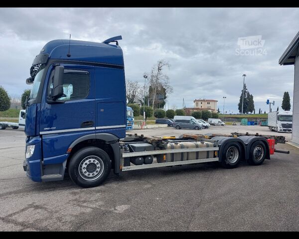 Cassone intercambiabile con struttura a box MERCEDES-BENZ Actros 5 distribuzione 25 6x2 - Actros 5 distribuzione 2545 L 6x2