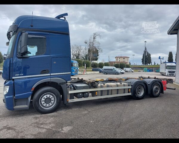 Cassone intercambiabile con struttura a box MERCEDES-BENZ Actros 5 distribuzione 25 6x2 - Actros 5 distribuzione 2545 L 6x2