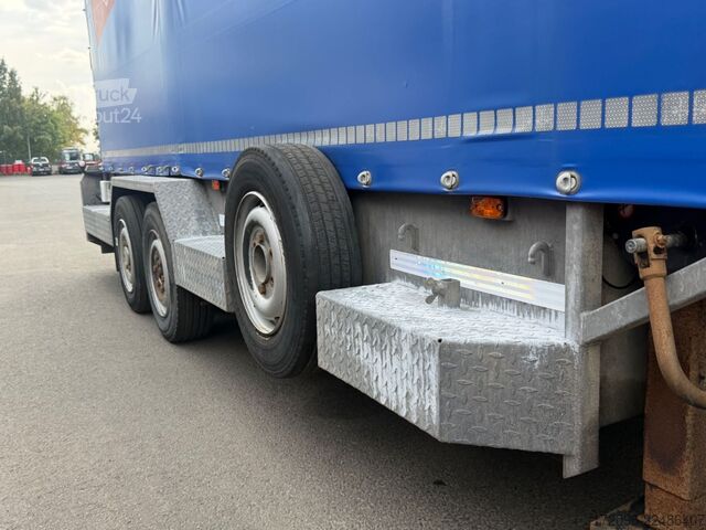 Camion porte-voitures IVECO 40c17 + Veldhuizen P33-2 Minisattel, Stapler