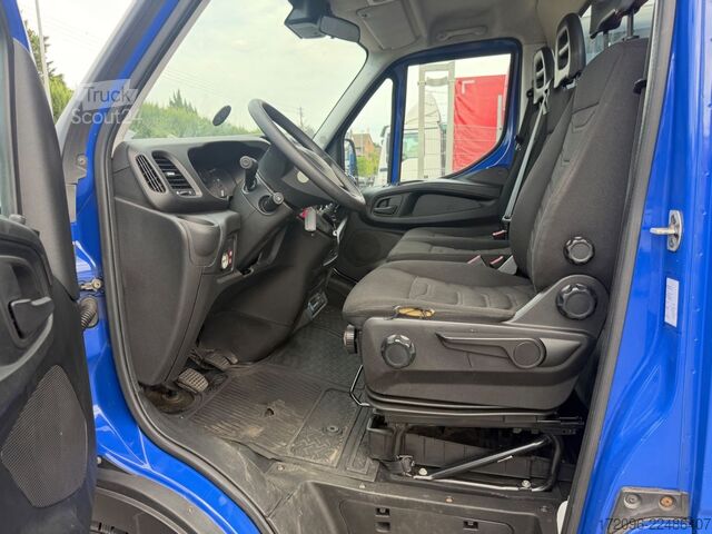Camion porte-voitures IVECO 40c17 + Veldhuizen P33-2 Minisattel, Stapler
