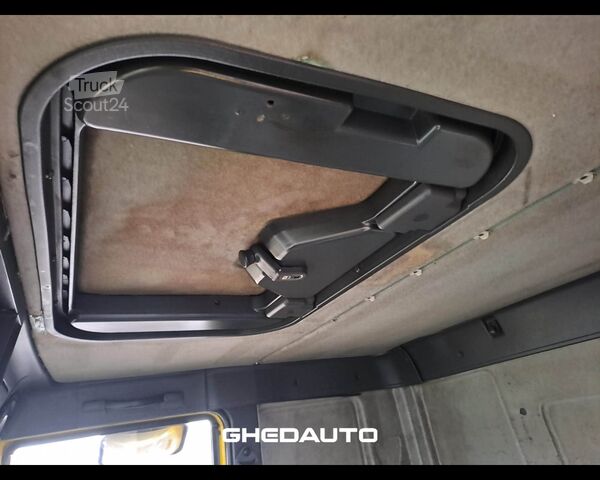 Camión para usos especiales IVECO iveco 120E24N115 FURGONE CHIUSO CON SPONDA MONTACARICHI