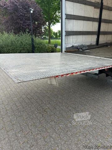 валіза Mercedes-Benz Atego 1218 bakwagen met laadklep 2000kg!