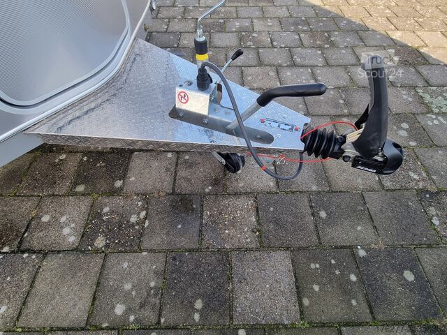 Путешествующий автоприцеп (туристический караван) Eriba Touring 530 Urban