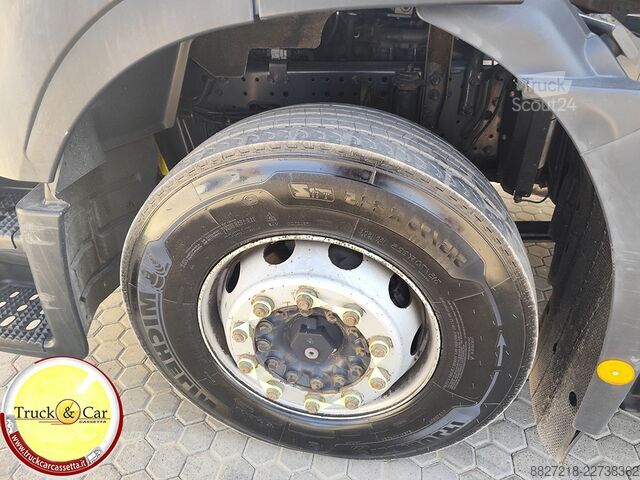 Teherautó furgonnal és hidraulikus emelőhátfallal Iveco stralis 420