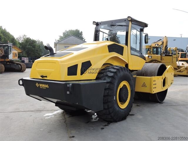 Rouleau monocylindre BOMAG BW226-5CL
