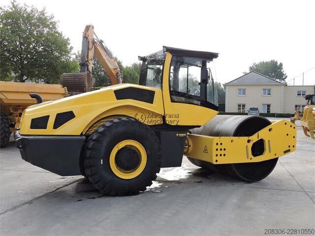 Rouleau monocylindre BOMAG BW226-5CL