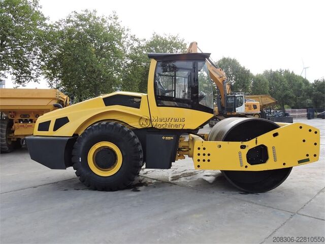 Rouleau monocylindre BOMAG BW226-5CL