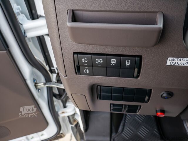 Transporter mit Koffer FUSO Canter e 7C18e Koffer LBW 200km Reichw Klima LED