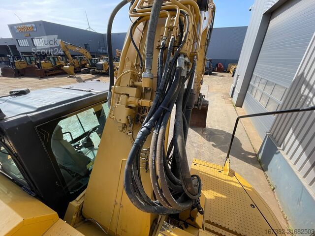 Pelle sur chenilles Caterpillar 328D
