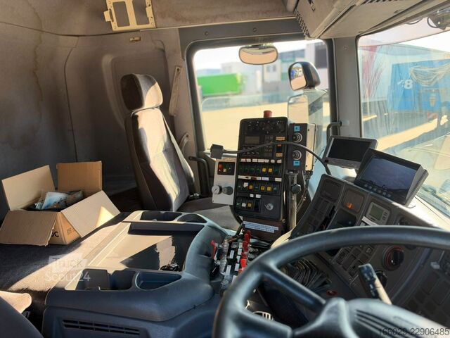 Gatusopmaskin SCANIA P94 GB 4x2 NA 230 Kehrmaschine