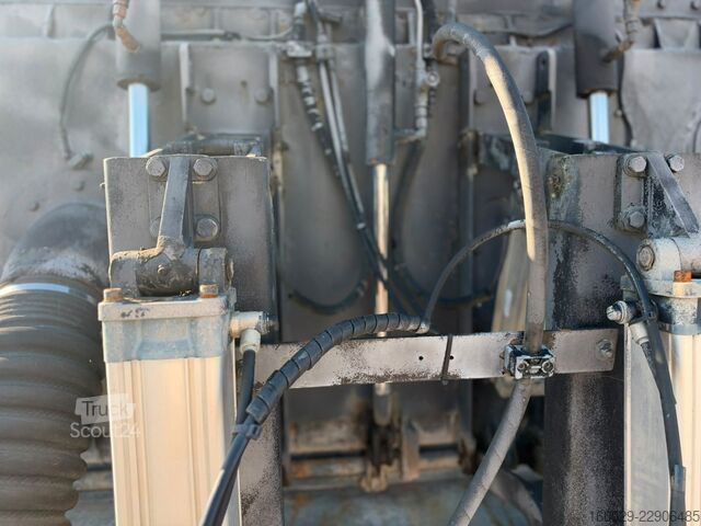 Gatusopmaskin SCANIA P94 GB 4x2 NA 230 Kehrmaschine
