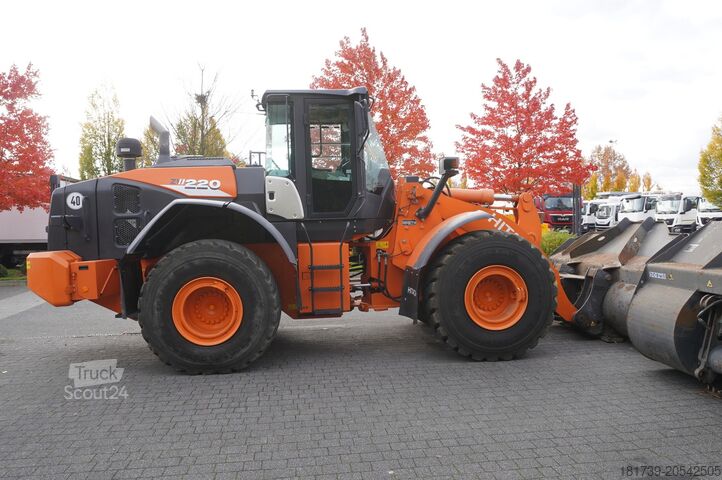 челарен товарач с шарнирно управление Hitachi ZW220 articulated loader / 2 buckets