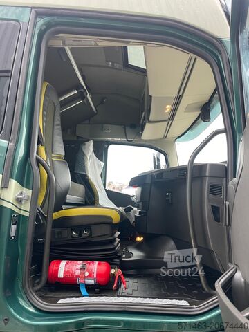 Standart traktör üni̇tesi̇ Volvo FH16 750 8x4 PUSHER