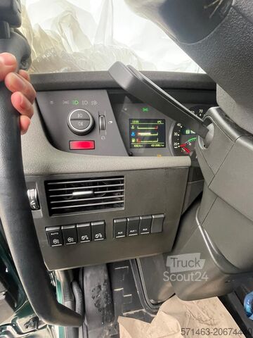 Standart traktör üni̇tesi̇ Volvo FH16 750 8x4 PUSHER