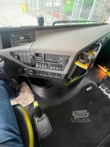 Standart traktör üni̇tesi̇ Volvo FH16 750 8x4 PUSHER