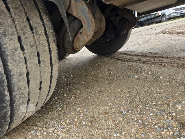 Přívěs s plošinou a plachtou Krone SD