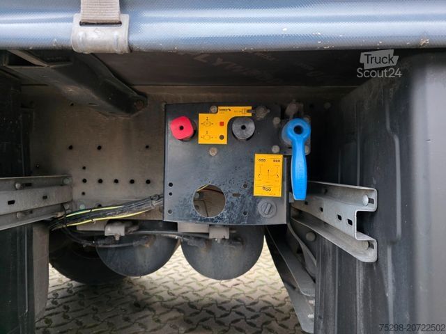 Auflieger mit Pritsche & Plane SCHMITZ CARGOBULL SCS 24 / Staplerhalter. / Palettenk. / Lenkachse