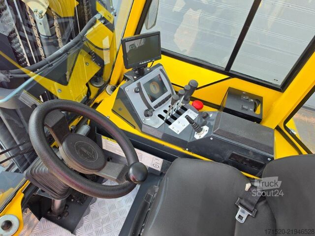 Carretilla retráctil de 4 vías Combilift CBE3000 - TRIPLEX
