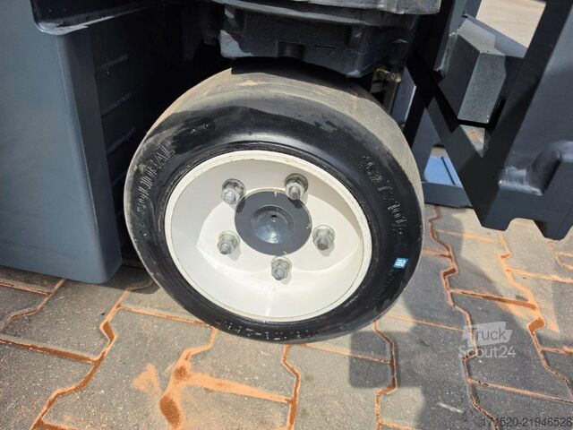 Carretilla retráctil de 4 vías Combilift CBE3000 - TRIPLEX