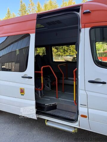 Minibus Mercedes-Benz Sprinter 516CDI 4x4. 17+1 seats.