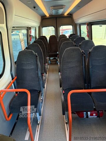 Minibus Mercedes-Benz Sprinter 516CDI 4x4. 17+1 seats.