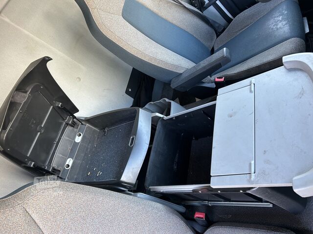  Volvo FL 210 / 12 Ton / 611 dkm / Box / Loadlift / AP...
