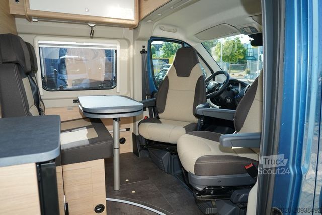 Asuntoauto ROADCAR R 600 (52) AHK, Markise