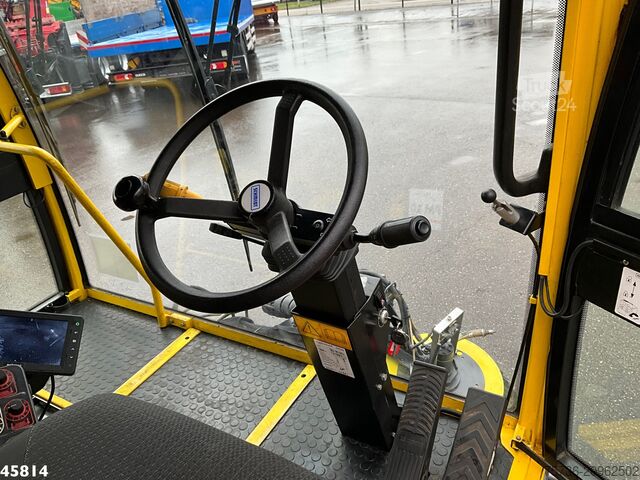 Varredora de rua SCHMIDT CLEANGO 500 with 3-rd brush