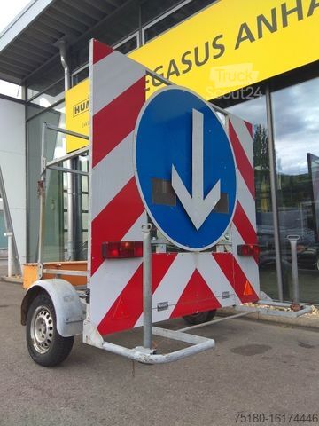 Pótkocsi AVS Verkehrsleittafel Baustellenanhänger 750kg