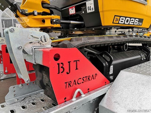Construction trailers Brian James Trailers Digger Plant mit TracStrap Ladungssicherung