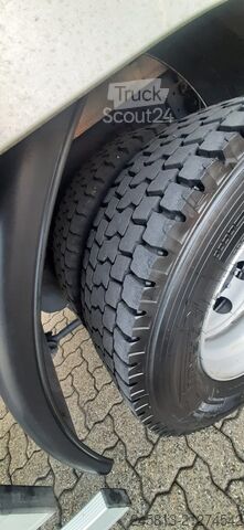 شاحنة بمسطحة ومشمع MAN TGL 12.250