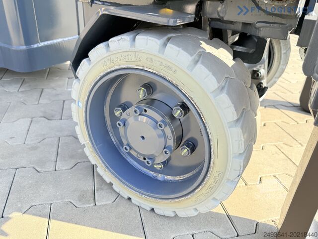 Gaffeltruck til smalle gange Combilift AISLE MASTER TRIPLEX 8500 FREE LIFT TOP1