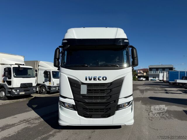 Standardowy ciągnik siodłowy Iveco s-way 490