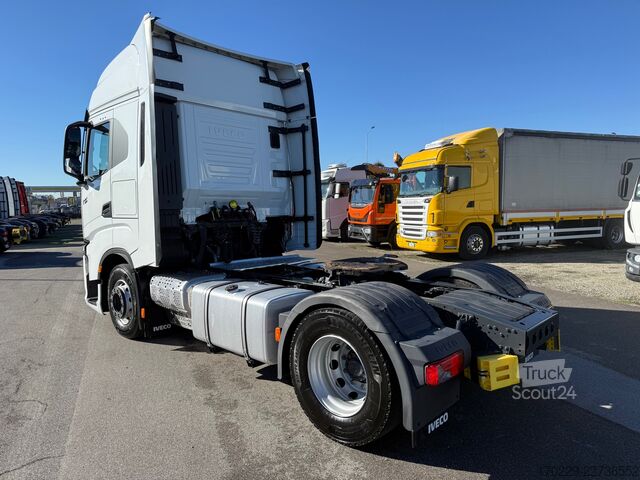 Standardowy ciągnik siodłowy Iveco s-way 490