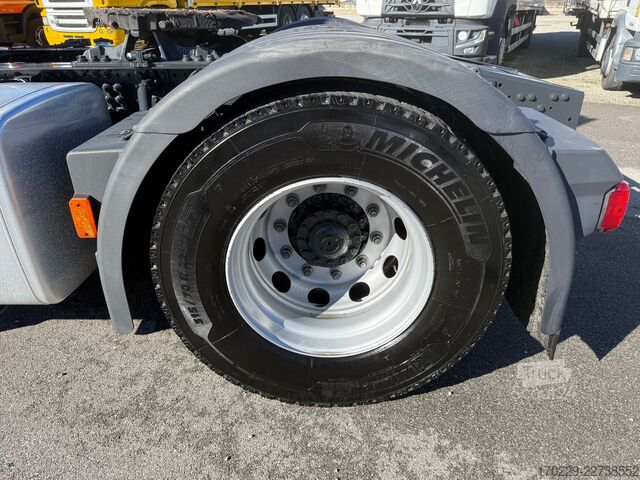 Standardowy ciągnik siodłowy Iveco s-way 490