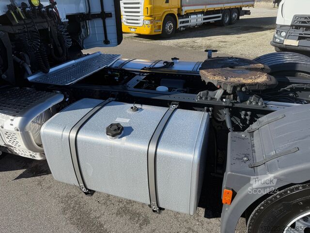 Standardowy ciągnik siodłowy Iveco s-way 490