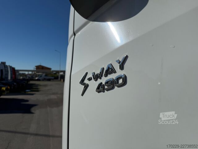 Standardowy ciągnik siodłowy Iveco s-way 490
