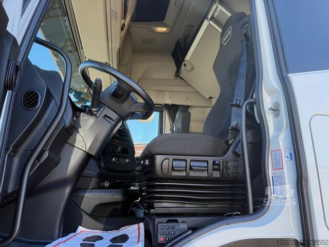 Standardowy ciągnik siodłowy Iveco s-way 490