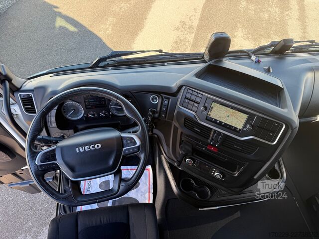 Standardowy ciągnik siodłowy Iveco s-way 490
