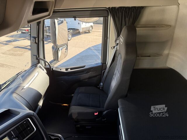 Standardowy ciągnik siodłowy Iveco s-way 490