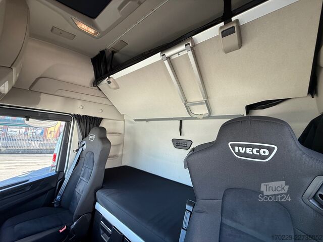 Standardowy ciągnik siodłowy Iveco s-way 490