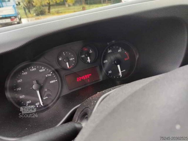 Furgone Iveco 35S 14 2.3  FURGONATO CON PEDANA