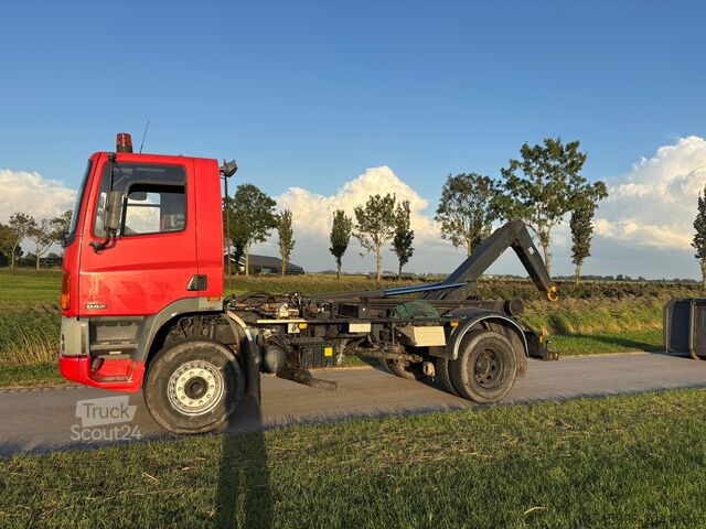 Lastbil med krokarm och containrar DAF DAF 65 210