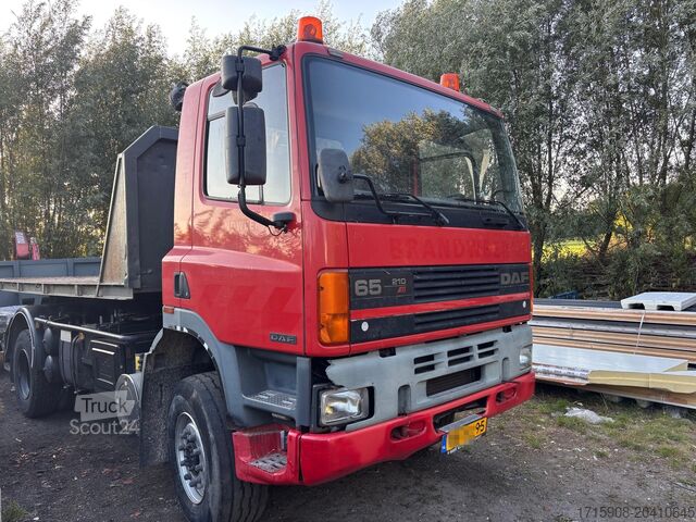 Lastbil med krokarm och containrar DAF DAF 65 210