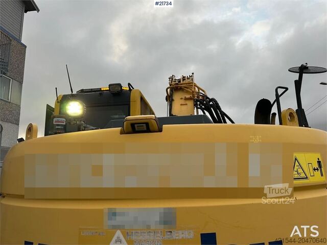 Excavadora sobre orugas Komatsu PC228USLC-8 excavator w/ 3 buckets and tiltrotator