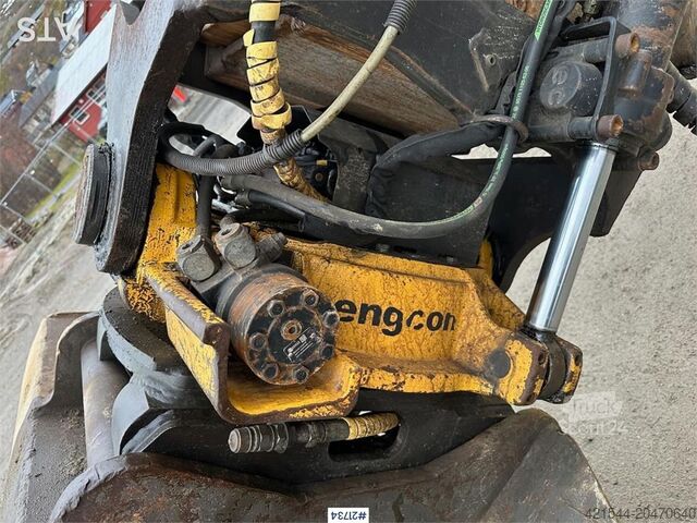 Excavadora sobre orugas Komatsu PC228USLC-8 excavator w/ 3 buckets and tiltrotator