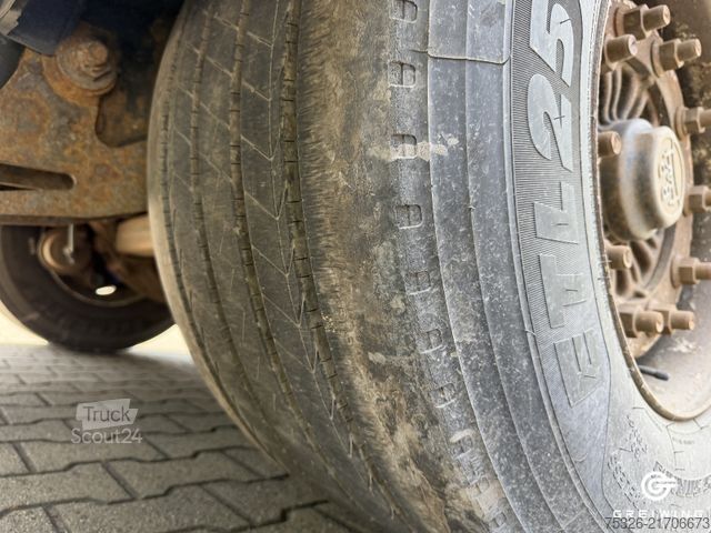 Otvorený náves s plachtou KRONE Curtainsider Mega